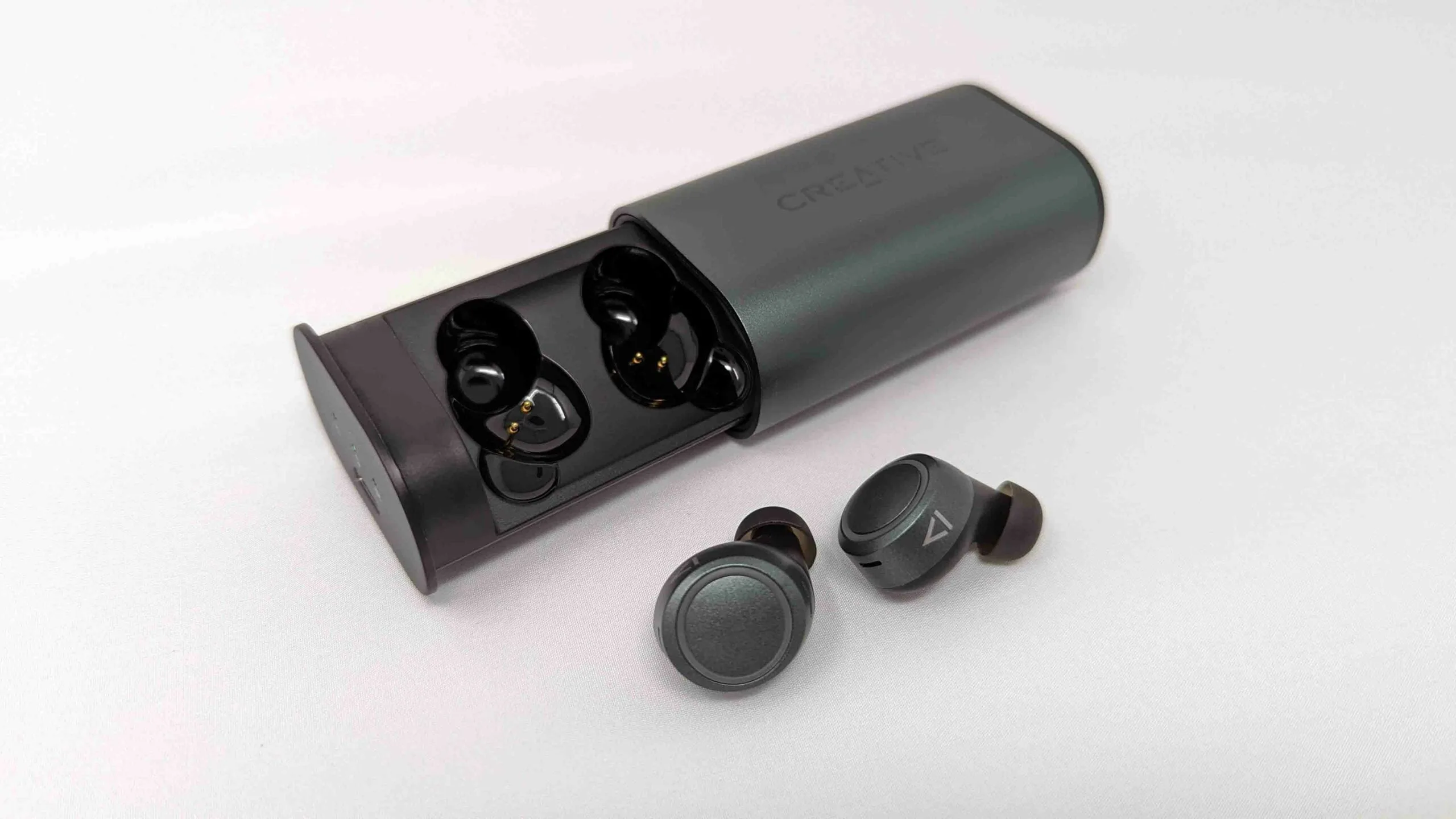 Creative Labs Outlier Air V3 earbuds white background